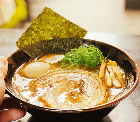 濃厚なのに飲みやすいスープ「濃魚介豚骨ラーメン」味玉付き