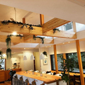 木の香りと温もりが感じられる店内