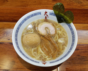 小サイズ「お子様正油ラーメン」くまさん味玉やハート型の海苔をトッピング