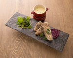 「焼津南まぐろ 希少なほほ肉と頭肉のフリット　チーズフォンデュ風」　特製チーズソースでお楽しみください