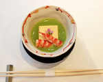 色合いの美しい「玉子豆腐と車海老　えんどう豆のすり流し」（コースの一例）