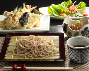 旨い酒とアテ、蕎麦が楽しめる