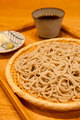 白の松 （二八蕎麦、もり汁はすっきりとした味わいで少し濃いめ）