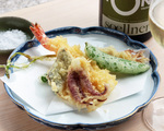 旬の魚介3種、野菜3種を塩でいただく「天ぷら盛り合わせ」