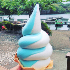 鮮やかな「一碧湖ソフトクリーム」