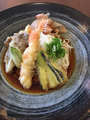 お好きなうどんに海老やちくわなどをトッピングできます。