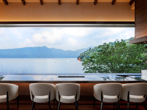 3階レストランからのぞむ芦ノ湖。絵画のような美しい絶景