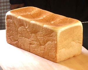 乃が美の「生」食パンは、当店オリジナルブレンドの小麦粉を使用して作っています