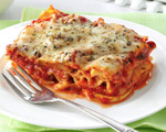 イタリア伝統的な料理の焼きラザニア