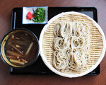 鴨を焼かずに入れた濃厚な旨みのつゆが自慢の「鴨せいろ蕎麦」