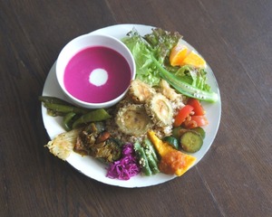 あおわらうプレート／シンプルな野菜料理が並ぶ、単品かセットで