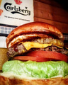 チーズバーガーにエッグとパイナップルトッピング