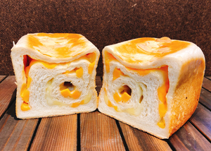 大人気「チーズ食パン」たっぷりのチーズを丁寧に練りこんで焼いています