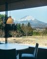 店内は明るく開放的で、天気の良い日は全面ガラス張りの窓から富士山を望める