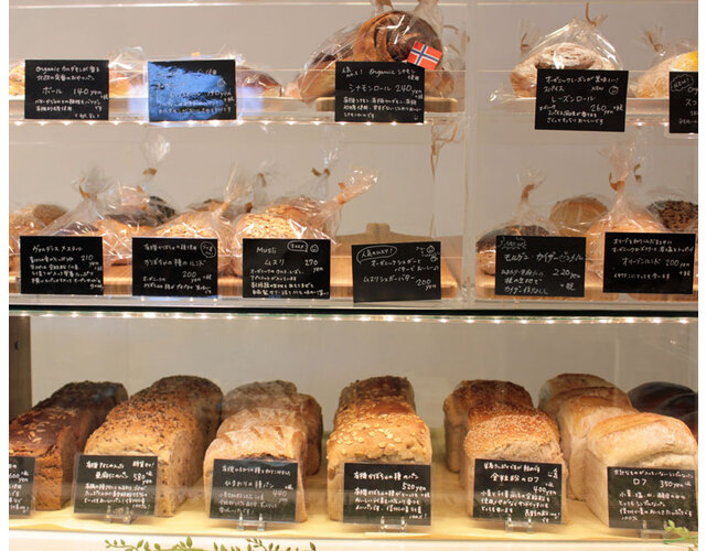 店内には個性的で魅力的なパンが並ぶ