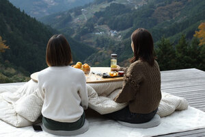 静岡の茶畑でこたつに入る!? 貸切の絶景ティーテラス「黄金の茶の間」で冬を満喫