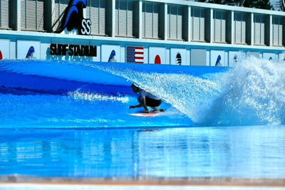 五輪代表選手から初心者まで楽しめる！ サーフィン専用の「静波サーフスタジアム」