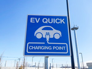 自動車メーカーのEV戦略が加速!? 今さら聞けない「EV」「PHEV」とは？