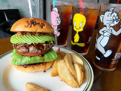 遊び心ある店内で味わえる、こだわりのハンバーガー「3Rings Grill&Burger」／掛川