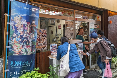 7月のアニメ放送を前に『幻日のヨハネ』で熱を帯びる沼津市！まだ放送前だけど…聖地巡礼本にPV探訪!?ファンや地元の高まる期待