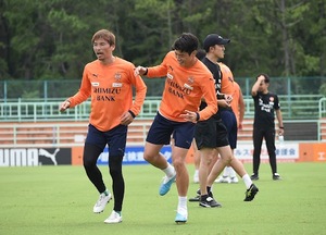 清水エスパルス復帰のMF鈴木唯人がチーム合流！仲良し乾貴士と笑顔でウオーミングアップ！