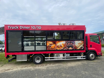 ​走る肉屋!? 2023年7月オープン「Truck Diner10/10」の人気メニュー！そのまんま肉バーグ弁当
