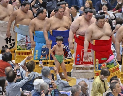 【フォト】熱海富士が焼津っ子とぶつかり稽古！笑顔あふれた大相撲巡業
