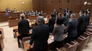 議会は深夜まで　“市有地駐車場貸し出し”市議を提訴の議案可決、“タケノコ発言”議員に「出席停止」科す=静岡・沼津市