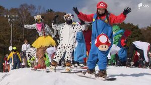 「日本一早く滑るぞ」国内トップ切り富士山麓の屋外スキー場オープン　初日は“仮装で無料”　思い思いに初滑り楽しむ=静岡・裾野市
