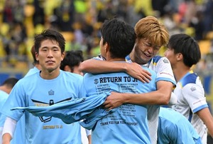 【フォト】ジュビロ磐田、涙のJ1昇格！歓喜の胴上げで横内監督が宙を舞った！＜J2最終節＞