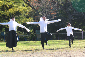 【松島家のパフォーマンス「みゃくみゃく」】 かつての小学校運動場を舞台に