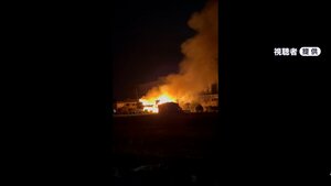 住宅街で2棟焼き 現在も消火活動中　けが人なし 避難する人も＝静岡県・吉田町