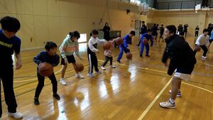 「こういう経験ない」「一緒にやって楽しい」合宿中の大学スポーツ部が小中学生にスポーツ教室=静岡・西伊豆町