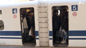 新幹線の「乗車率」って何％まで乗れるの？立ちっぱなしでも料金変わらずのナゼ　気になるギモンをJR東海広報に聞いてみた
