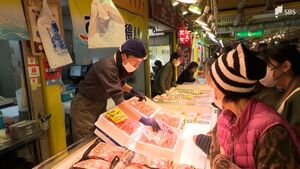 年末年始で約6万人来場見込み　豊富な海産物が特別価格　焼津さかなセンターにぎわう＝焼津市・静岡県