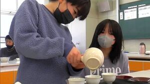 「お湯の温度が低いとうまみの成分が出る」急須で正しいお茶の入れ方教室　日本茶インストラクターが伝授「いつもよりおいしい」児童が摘み取った茶葉で=静岡
