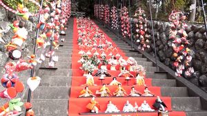 屋外では日本一の規模　豪華絢爛！ 118段の参道に約600体の雛人形＝静岡・東伊豆町