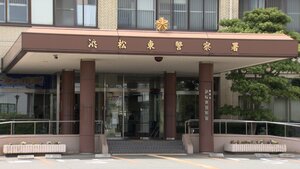 交差点で原付バイクと軽乗用車が出合い頭に衝突　バイク運転の60歳女性が頭を強く打ち重体=静岡県警