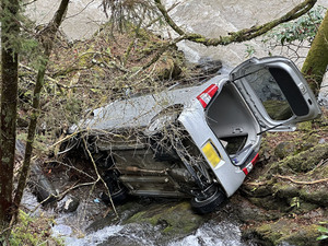 「軽乗用車が川に転落している」10メートル下で発見　運転席の70代女性が死亡＝静岡・川根本町【速報】