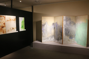 【フェルケール博物館の「水の絵 『幻触』と『幻触』以降の鈴木慶則」展】精緻な「鮭」を見よ