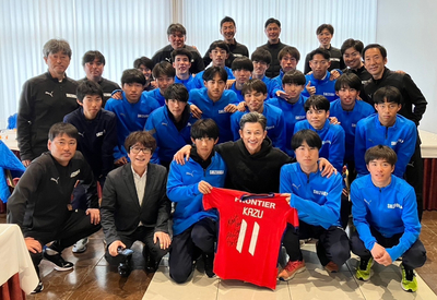 サッカーの静岡県高校選抜がポルトガル遠征中に三浦知良選手を訪問！“レジェンド”が選手やスタッフを激励