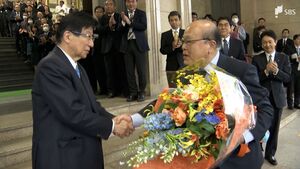 川勝知事や県職員が見送り　出野勉副知事が4年の任期終え、県庁を後に＝静岡