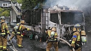 東名高速で大型トラックから出火　登坂車線を走行中　運転手が車の異常を確認しバス停へ　けが人なし=静岡・小山町
