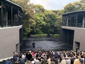 【SPAC、鳥の劇場共同制作「友達」】 「静岡新聞を広げる」行為が示すもの