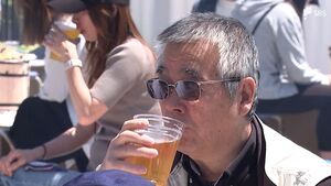 「昼間からビールは最高」だって、ゴールデンウィークだもの！生ビール片手に七輪で焼いた海鮮料理を満喫　春のあたみビール祭り＝静岡・熱海市
