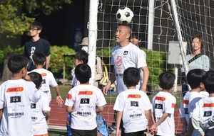 元日本代表の小野伸二さん（清水商業高出身）が三島でサッカー教室 巧みなボールタッチで魅了「楽しむこと忘れないで」