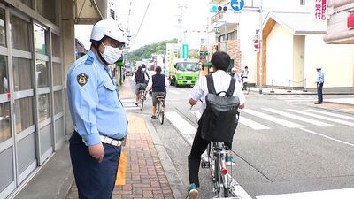 “左側通行や一時停止の徹底を”「自転車月間」で通勤・通学の時間帯に指導取り締まり＝静岡県警