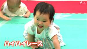 赤ちゃんハイハイレースで声援飛び交う　初開催の「ナツイチフェス」＝静岡市清水区