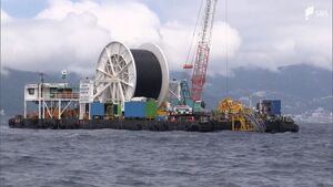 熱海～初島間 約6,700メートルの水道管を海底に　敷設工事を公開　管は塩害にも強いポリエチレン製＝静岡・熱海市
