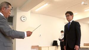 「辛勝、何とか勝ったというところ」三つ巴の下田市長選で再選　現職の松木正一郎さんに当選証書＝静岡